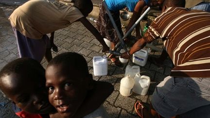 Population récupérant de l'eau à Port au Prince (AFP.H.retamal)