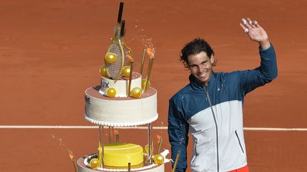 L'Espagnol Rafael Nadal a souffl&eacute; ses bougies sur le court, &agrave; Roland Garros, le 3 juin 2013. (MIGUEL MEDINA / AFP)