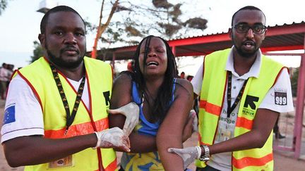 Une étudiante rescapée de l'incursion armée des shebabs somaliens sur le campus de l'Université Moi, à Garissa (Kenya), le 2 avril 2015, lors de laquelle 147 personnes ont été tuées. (AFP PHOTO / CARL DE SOUZA)