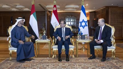 Sommet réunissant le président égyptien Abdel Fattah al-Sissi (au centre), le Premier ministre israélien Naftali Bennett (à droite) et le Prince d'Abu Dhabi Mohamed Bin Zayed Al Nahyan à Charm el Cheikh, le 22 mars 2022. (HAMAD AL-KAABI / UAE'S MINISTRY OF PRESIDENTIAL A)