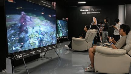 Un giovane gioca a un gioco di ruolo cinese "Black Legend: Wukong, durante il suo lancio a Shanghai, il 20 agosto 2024. (Hector Retamal/AFP)