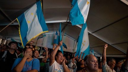 Des militants indépendantistes du parti Tavini célèbrent leur victoire aux élections territoriales, le 1er mai 2023, à Tahiti, en Polynésie française. (SULIANE FAVENNEC / AFP)