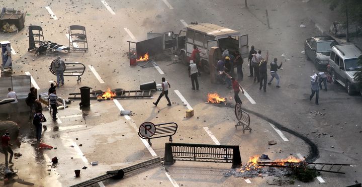 Les Fr&egrave;res musulmans et les supporters du pr&eacute;sident d&eacute;chu Mohamed Morsi bloquent une rue du Caire (Egypte) lors d'une &eacute;meute contre la police, le 6 octobre 2013. (AHMED GAMEL / AFP)