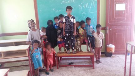 Des déplacés de la ville de Hodeida ont trouvé refuge dans une école à l'ouest d'Aden. (OMAR OUAHMANE / RADIO FRANCE)