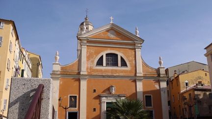 Le souverain pontife a demandé à venir à Ajaccio, en Corse-du-Sud, le 15 décembre. Les Corses se préparent et se réjouissent déjà de cette potentielle visite. (France 2)