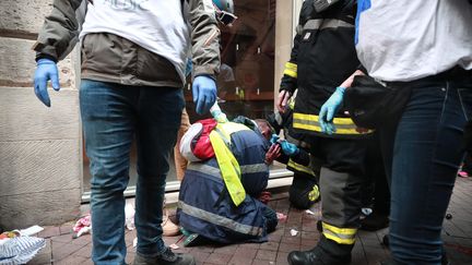 L'homme&nbsp;a été&nbsp;gravement blessé au niveau de la tête, samedi 12 janvier, dans le centre de Bordeaux. (DAVID THIERRY / MAXPPP)