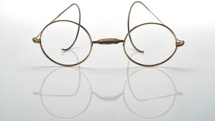 Estimée entre 1 000 et 1 500 dollars, la paire de fines lunettes de Monet a été adjugée pour plus de 50 000 dollars, dimanche 26 novembre à Hong Kong (Chine). (CHRISTIE'S IMAGES LTD / AFP)