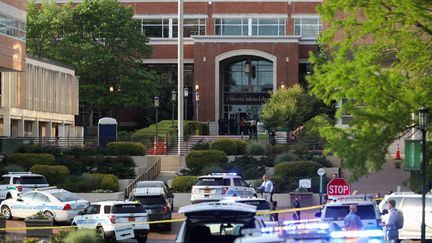 La police sur le campus de l'université de Charlotte (Caroline du Nord, Etats-Unis) après une fusillade, le 30 avril 2019. (LOGAN CYRUS / AFP)