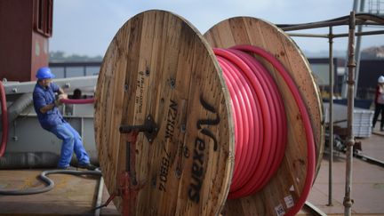 Un ouvrier tire sur une bobine de câble électrique au chantier naval La Naval à Sestao au Pays basque espagnol. Photo prise le 29 juin 2012 (VINCENT WEST / X00957)