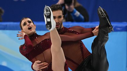 Gabriella Papdakis et Guillaume Cizeron, lors du programme de danse rythmique, aux Jeux olympiques de Pékin, le 12 février 2022. (MANAN VATSYAYANA / AFP)