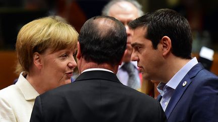 La chanceli&egrave;re allemande, Angela Merkel, discute avec le Premier ministre grec, Alexis Tsipras, sous les yeux de&nbsp;Fran&ccedil;ois Hollande (de dos), le 12 juillet 2015 &agrave; Bruxelles (Belgique). (JOHN MACDOUGALL / AFP)