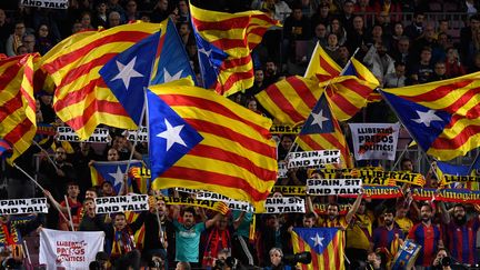 Les supporters du FC Barcelone, avec des affiches et drapeaux indépendantistes, lors d'un match au Camp Nou, le 5 novembre 2019. (JOSEP LAGO / AFP)