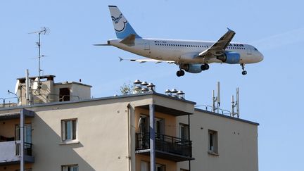 Un avion survolant des immeubles à Toulouse, 2 octobre 2012. (PASCAL PAVANI / AFP)