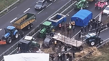 Un hommage a été rendu à l’Assemblée nationale à l’agricultrice Alexandra Sonac, tuée sur le barrage de Pamiers (Ariège) dans un accident de la route, mardi 23 janvier. Les agriculteurs sont, eux, toujours sous le choc. (France 3)