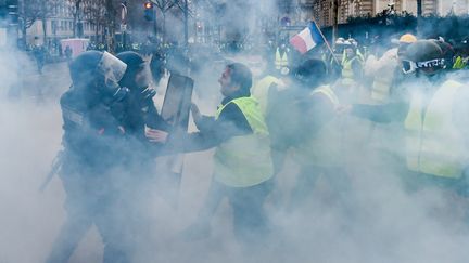 "Gilets jaunes" : heurts et interpellations sur les Champs-Élysées