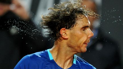 Rafael Nadal f&ecirc;te sa victoire en demi-finale du tournoi de Rome, contre le Bulgare Grigor Dimitrov, le 17 mai 2014.&nbsp; (TIZIANA FABI / AFP)