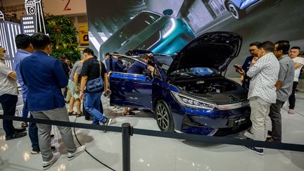 Des visiteurs lors du salon international de l'automobile Gaikindo Indonesia, à Tangerang, en Indonésie, le 18 juillet 2024, (BAY ISMOYO / AFP)