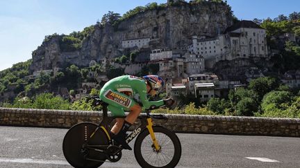 Le coureur belge de l'équipe Jumbo-Visma, Wout Van Aert, maillot vert du sprinter, passe devant la ville de Rocamadour (Lot) lors de la 20e étape de la 109e édition du Tour de France, le 23 juillet 2022. (THOMAS SAMSON / AFP)