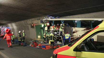 l'accident du car dans le tunnel de Sierre en Suisse mercredi 14 masr 2012 (AFP / POLICE CANTONALE VALAIS)