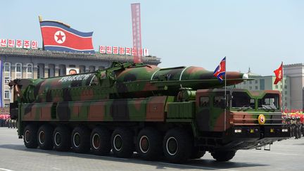 Un v&eacute;hicule militaire transportant un missile, probablement un Taepodong, &agrave; Pyongyang (Cor&eacute;e du Nord), le 15 avril 2012. (PEDRO UGARTE / AFP)