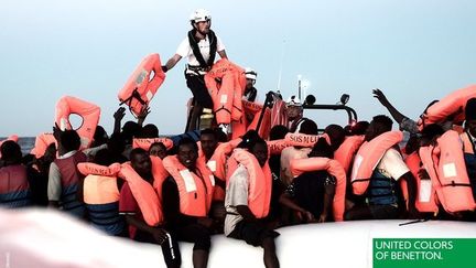 Capture d'écran d'une campagne publicitaire de la marque italienne Benetton qui utilise une image prise lors d'un sauvetage de migrants en mer méditerannée,&nbsp; le 9 juin 2018. (BENETTON)