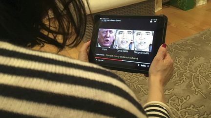 Une femme visionne une vidéo manipulée, le 24 janvier 2019, qui change ce que disent le président Donald Trump et l'ancien président Barack Obama, illustrant comment la technologie deepfake peut tromper les téléspectateurs (ROB LEVER / AFP)