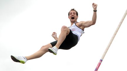 Le perchiste Renaud Lavillenie f&ecirc;te un saut r&eacute;ussi lors des championnats de France, le 13 juillet 2014, &agrave; Reims (Marne). (STEPHANE KEMPINAIRE / AFP)