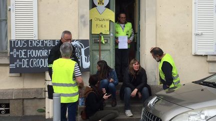 Les "gilets jaunes" devant le local prêté par la mairie, le 20 mars 2019.&nbsp; (MARC BERTRAND/RADIOFRANCE)