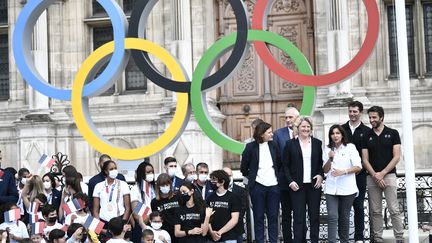 La ministre des Sports Roxana Maracineanu,&nbsp;la présidente&nbsp;du Comité national olympique et sportif français Brigitte Henriques,&nbsp;la maire de Paris Anne Hidalgo&nbsp;et&nbsp;le président du&nbsp;Comité d'organisation des Jeux Olympiques et Paralympiques de Paris 2024&nbsp;Tony Estanguet&nbsp;devant l'hôtel de ville de Paris, le 9 août 2021. (STEPHANE DE SAKUTIN / AFP)