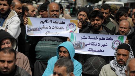 Des Palestiniens participent à une manifestation devant le bureau du Programme des Nations Unies pour le développement (PNUD) dans la ville de Gaza, le 24 mars 2022. (MAJDI FATHI / NURPHOTO / AFP)