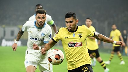 Jonathan Clauss lors du match entre l'AEK Athènes et Marseille, le 9 novembre 2023. (ANGELOS TZORTZINIS / AFP)