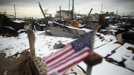 La neige recouvre les ruines des maisons d&eacute;vast&eacute;es par le cyclone Sandy &agrave; Breezy Point dans le quartier du Queens, &agrave;&nbsp;New York (Etats-Unis), le 8 novembre 2012. (MARIO TAMA / GETTY IMAGES NORTH AMERICA / AFP)