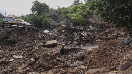 Des maisons détruites par les inondations dans un bidonville de la province du&nbsp;KwaZulu-Natal, en Afrique du Sud, le 15 avril 2022. (PHILL MAGAKOE / AFP)