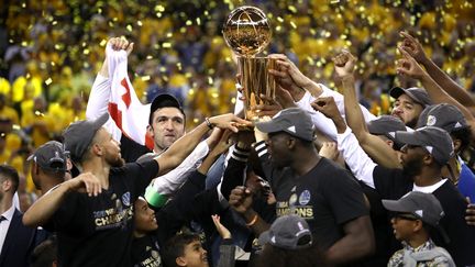 Les Warriors après leur victoire,&nbsp;lundi 12 juin 2017, à Oakland (Californie, Etats-Unis). (EZRA SHAW / GETTY IMAGES NORTH AMERICA / AFP)