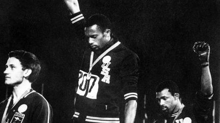 Peter Norman (à gauche) sur le podium du 200 mètres aux JO de Mexico, avec Tonnie Smith (au centre) et John Carlos (à droite.) (- / EPU)