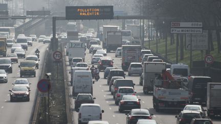 Le transport routier émet à lui seul 94 % des émissions de gaz à effet de serre du secteur des transports en 2016. (photo d'illustration) (MARTIN BUREAU / AFP)