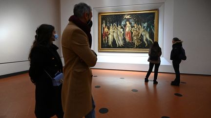 Le tableau de&nbsp;Botticelli "Primavera", le 21 janvier 2021, à&nbsp;Florence en Italie. (VINCENZO PINTO / AFP)