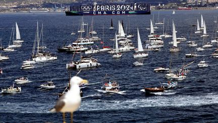 La flottille de bateaux suivant le 