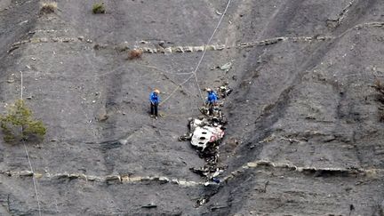 &nbsp; (Les enquêteurs et les secouristes sur la zone du crash de l'Airbus, au dessus de la Seyn-les-Alpes © Maxppp)