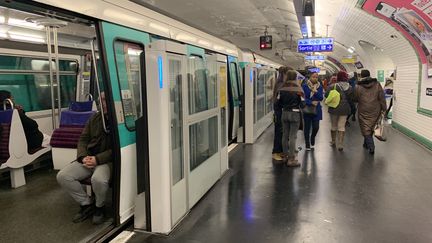 Une station du métro de la ligne 13 à Paris.&nbsp; (JULIEN PASQUALINI / FRANCE-INFO)