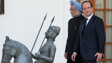 Fran&ccedil;ois Hollande (D) et le Premier ministre Manmohan Singh (G), le 14 f&eacute;vrier 2013 &agrave; New Delhi (Inde). (BERTRAND LANGLOIS / AFP)