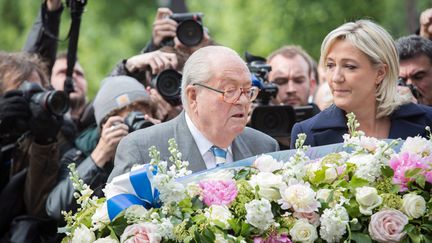 &nbsp; (Marine Le Pen et son père Jean-Marie déposent une gerbe devant la statue de Jeanne d’Arc lors du traditionnel défilé du 1er mai (archives 2014) © MaxPPP)