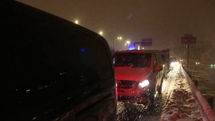 Dans plusieurs régions, le retour du travail a été compliqué sur les routes en raison de la neige accumulée.