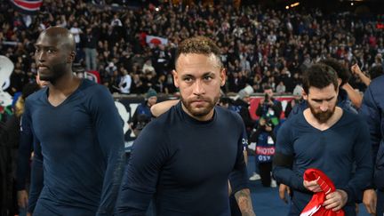 Danilo, Neymar et Lionel Messi après la défaite contre la Bayern Munich en Ligue des champions, le 14 février 2023. (FRANCK FIFE / AFP)