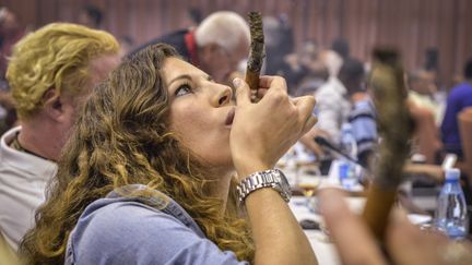 A Cuba, un concours de la cendre de cigare la plus longue fait le plein d'amateurs et de touristes