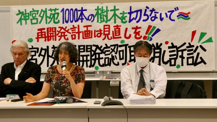 La consultante américaine Rochelle Kopp explique son combat contre un projet immobilier au centre de Tokyo, un mouvement d’opposition auquel vient de s’associer par sa prise de position le romancier Haruki Murakami. (KARYN NISHIMURA / RADIOFRANCE)