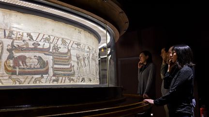 Des visiteurs devant la tapisserie de Bayeux, vieille de 900 ans. (STEPHANE MAURICE / VILLE DE BAYEUX)