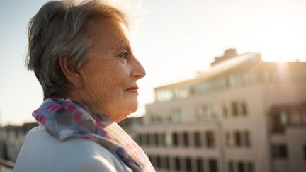 Une senior regarde devant elle depuis le toit d'un immeuble, le 24 octobre 2013, à Berlin (Allemagne). (HINTERHAUS PRODUCTIONS / GETTY IMAGES)