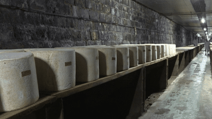 De vieux tunnels ferroviaires fermés ont été reconvertis en caves à fromages. Dans le Cantal, on fait vieillir des fromages d'exception dans ces lieux insolites. L'endroit est idéal pour les affiner. (FRANCE 3)