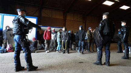 Des gendarmes évacuent les participants de la rave-party de Lieuron (Ille-et-Vilaine), samedi 2 janvier 2021. (JEAN-FRANCOIS MONIER / AFP)